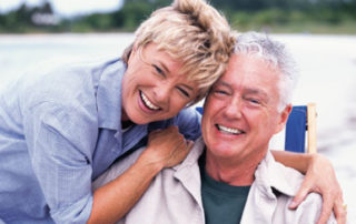 pareja mayor riendo