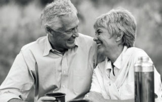 pareja mayor abrazada