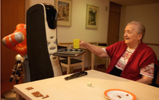 anciana con robot asistente