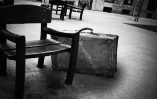 silla y maleta antigua