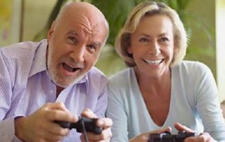ancianos jugando a play station