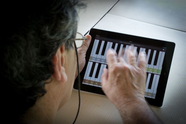 Muchas aplicaciones estimulan la creatividad del mayor. / GT