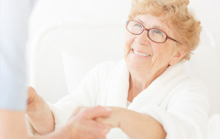 anciana levantada por enfermero