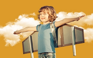 niño con alas de cartón