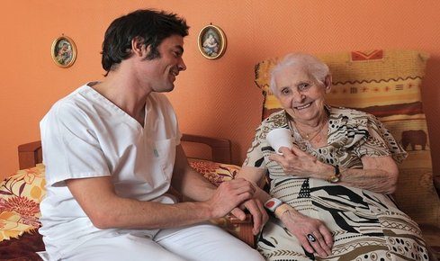 enfermero cuida a anciana