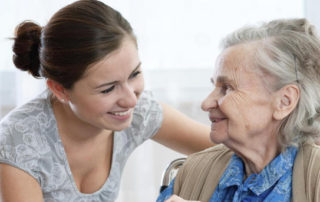 mujer riendose con señora