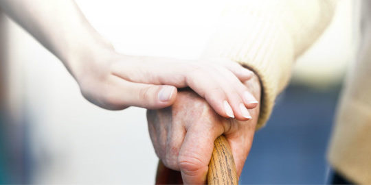 enfermera apoya anciano