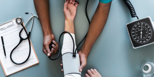 medico midiendo la tensión