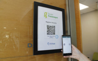 Una usuaria empleando eFichaje para el registro de su jornada laboral